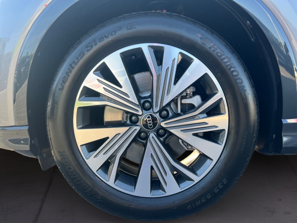 AUDI Q4 e-tron 45 quattro-image-8