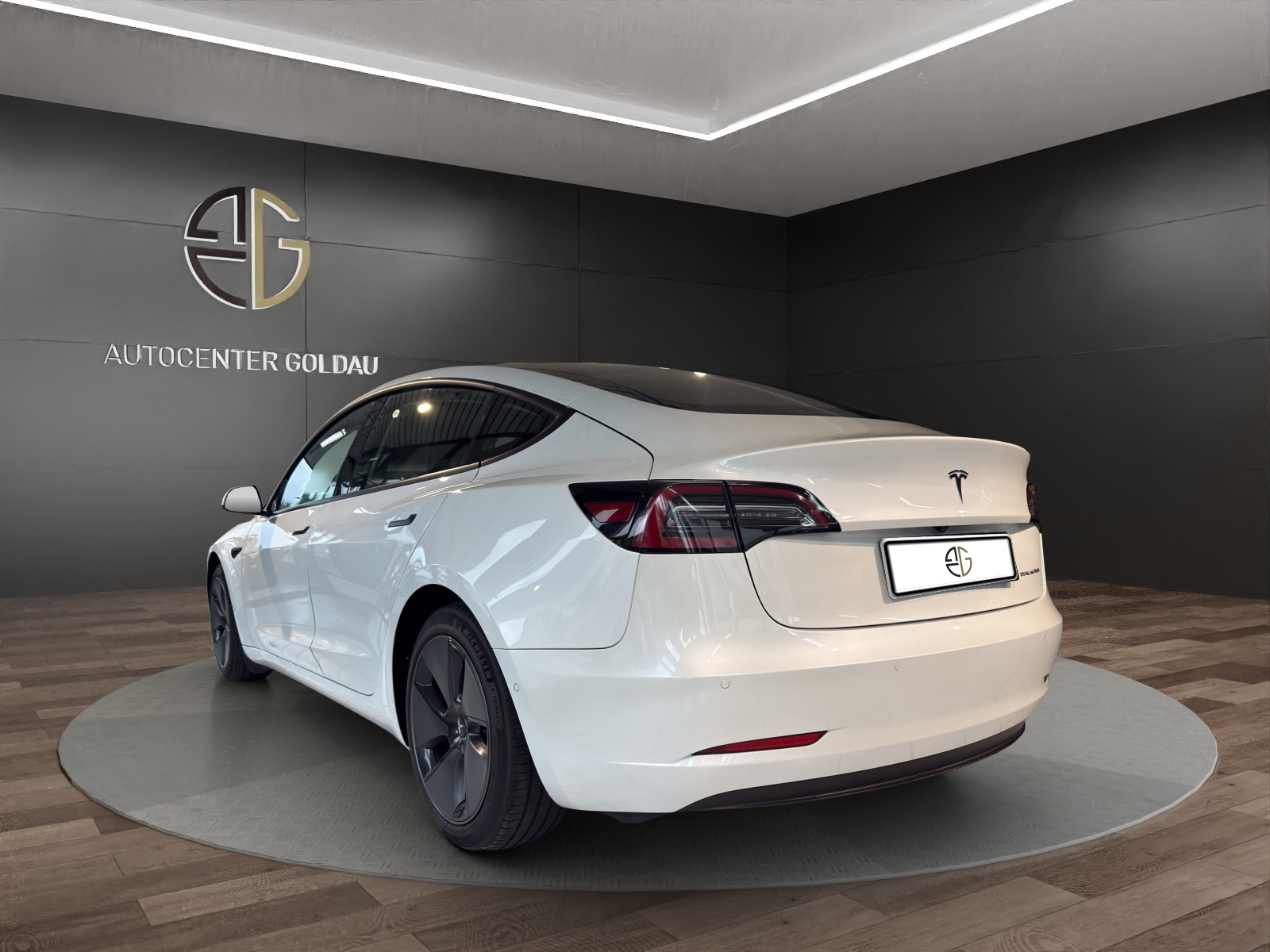 TESLA Model 3 Long Range Dual Motor AWD-showroom-element-1