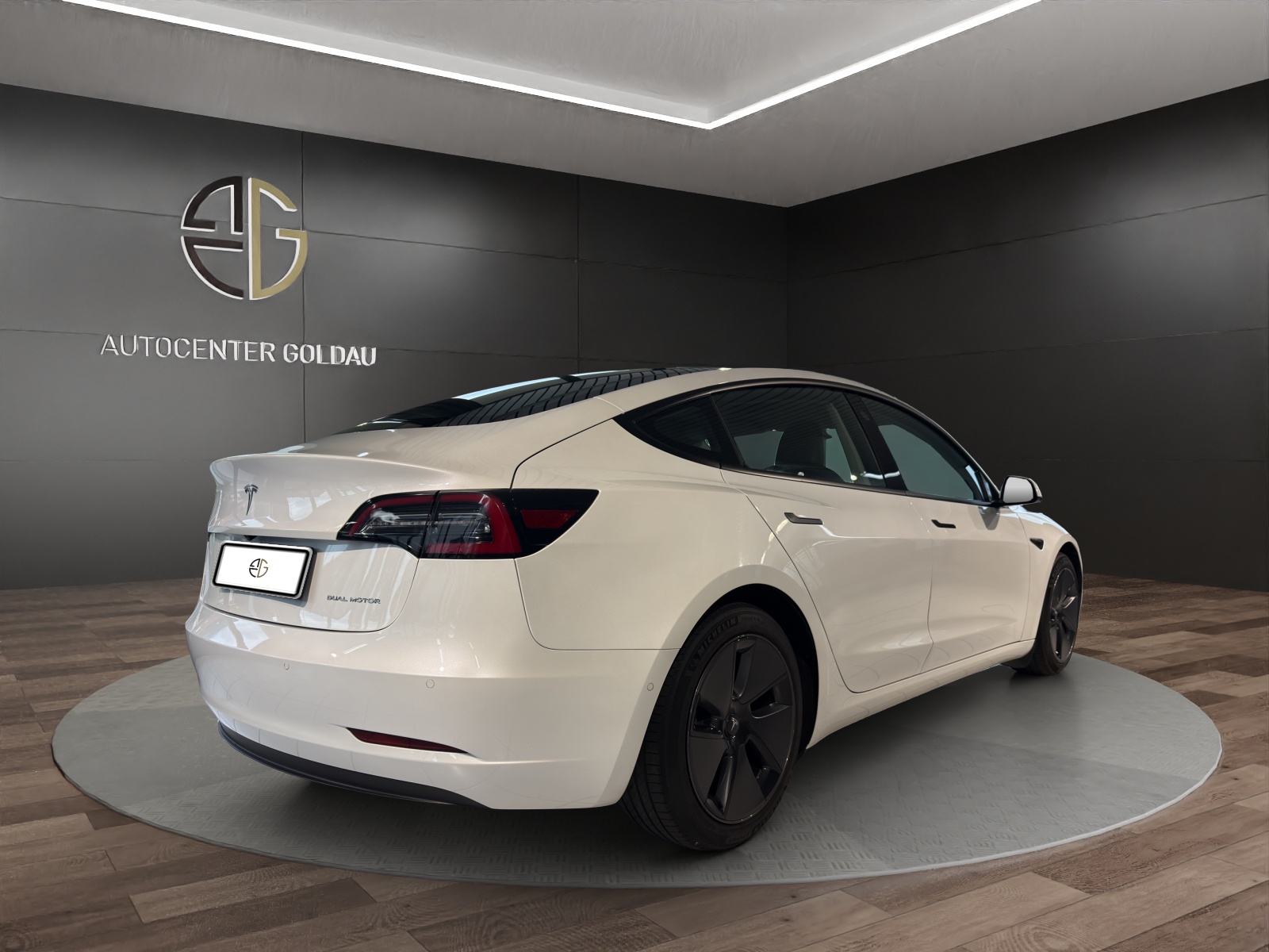 TESLA Model 3 Long Range Dual Motor AWD-showroom-element-3