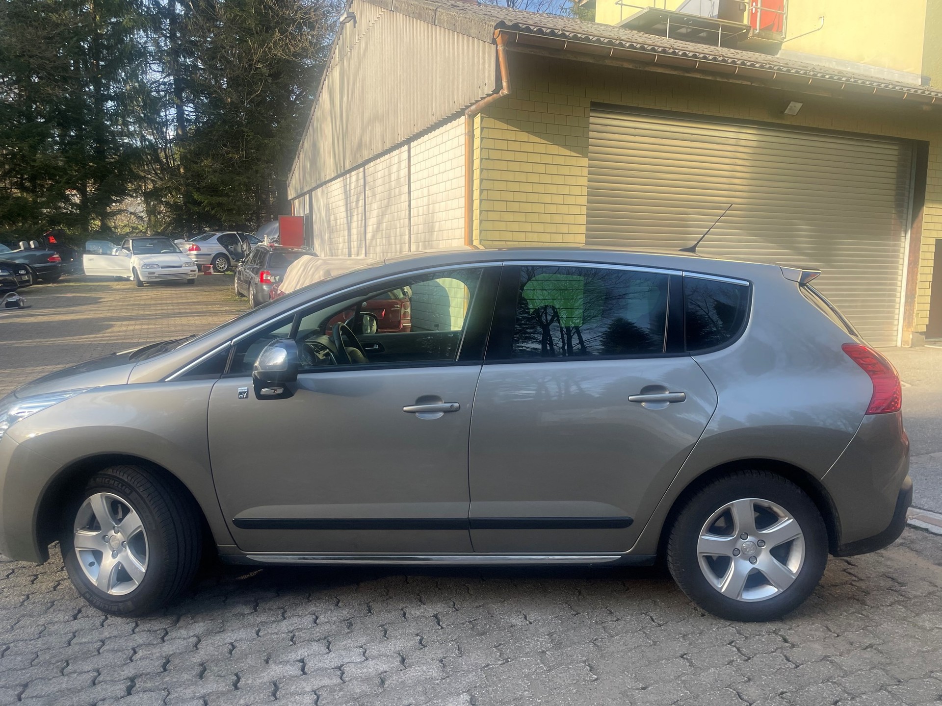 PEUGEOT 3008 HYbrid4 2.0 HDI EGS6-image-2