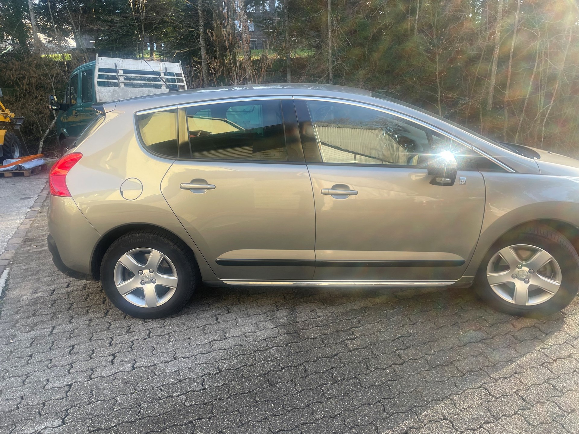 PEUGEOT 3008 HYbrid4 2.0 HDI EGS6-image-4