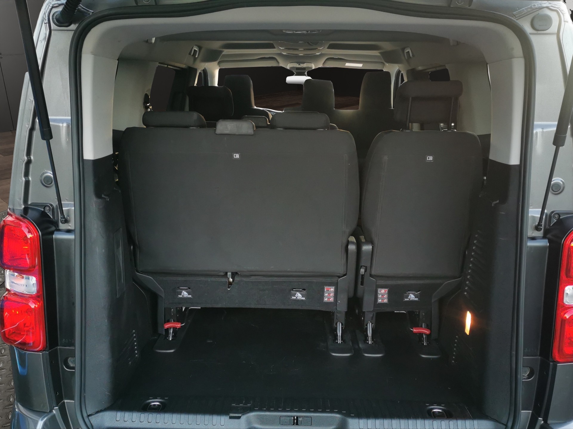 PEUGEOT Traveller 2.0 BlueHDi Business Standard EAT8-image-9