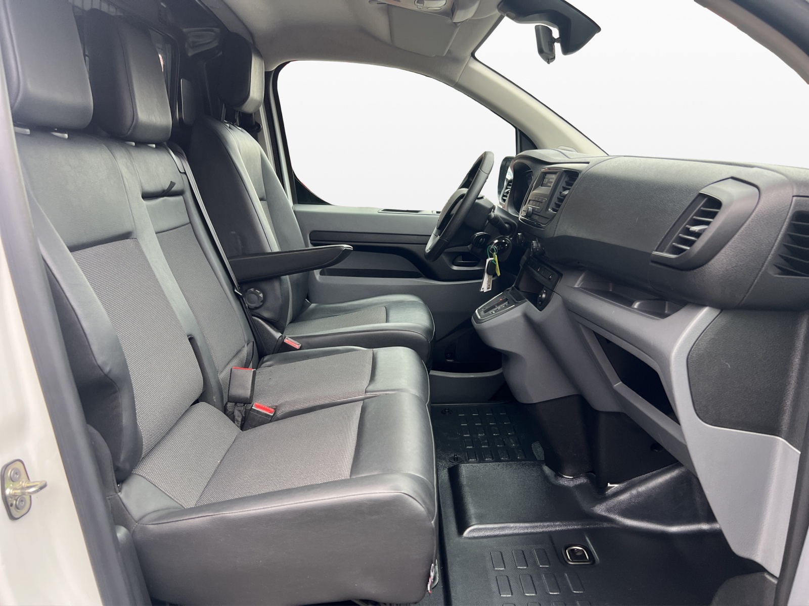 PEUGEOT Expert 50 KWh Premium Standard-image-14
