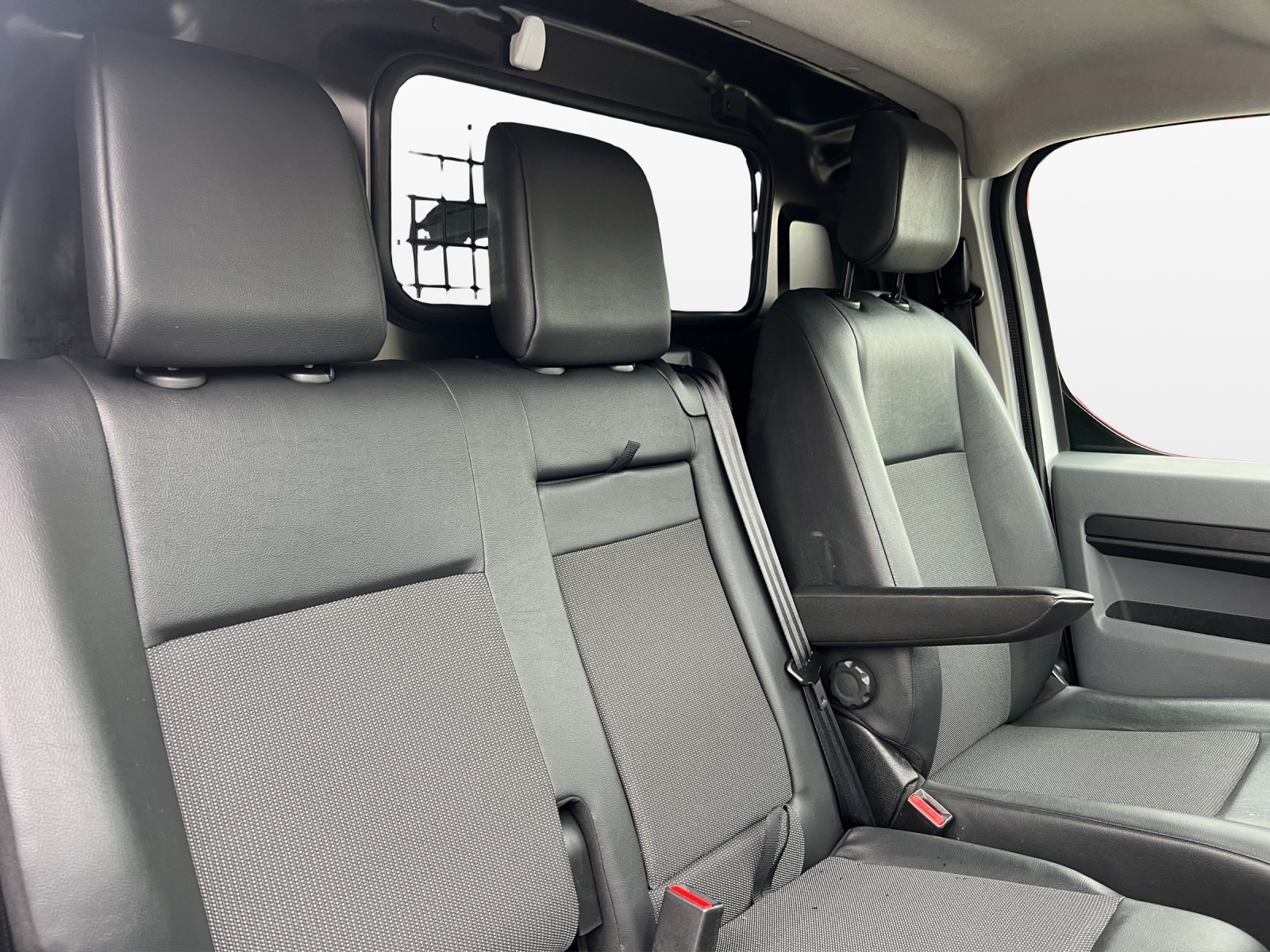 PEUGEOT Expert 50 KWh Premium Standard-image-15