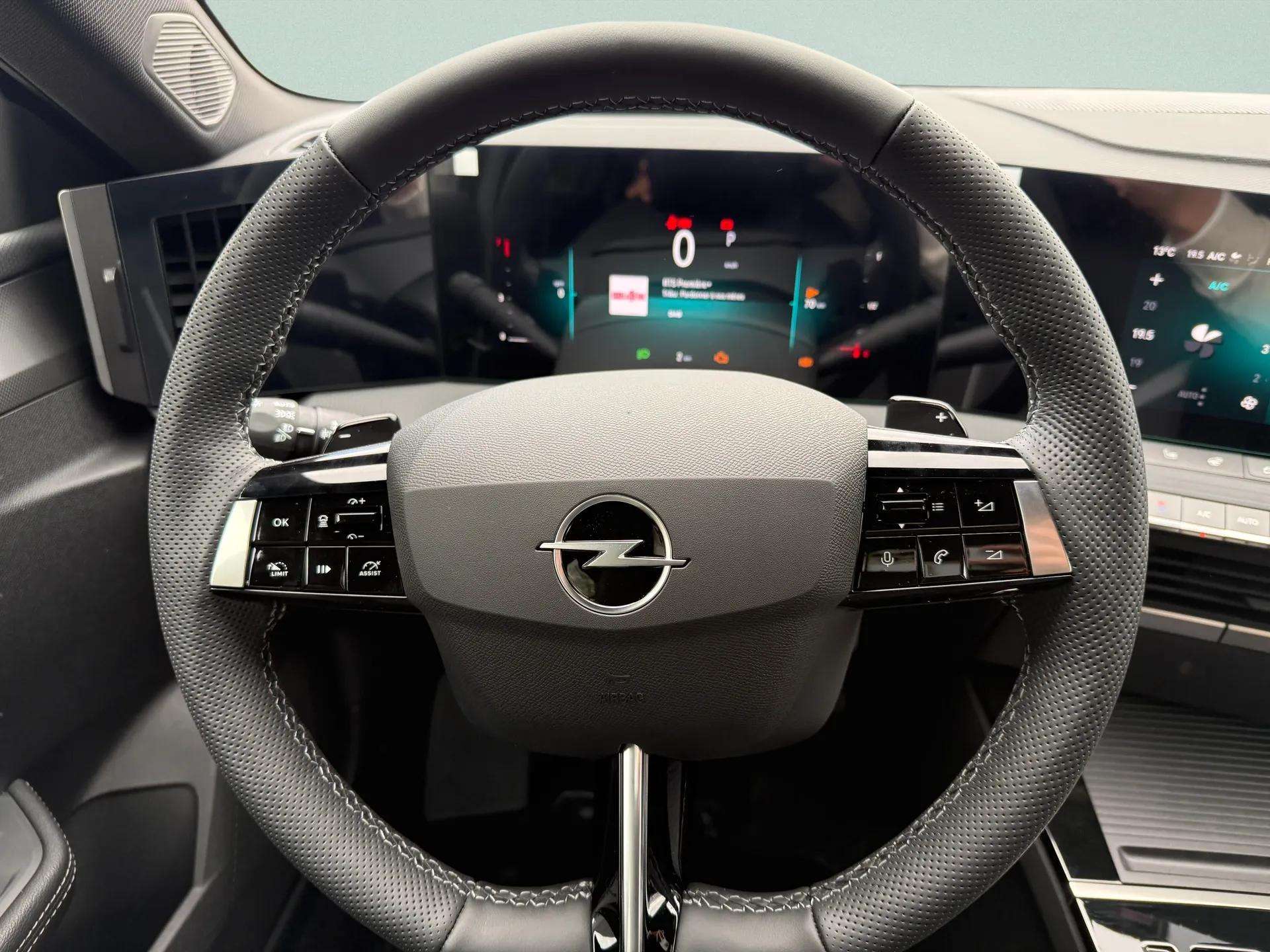 OPEL Astra Sports Tourer 1.2i Turbo GS A-image-15