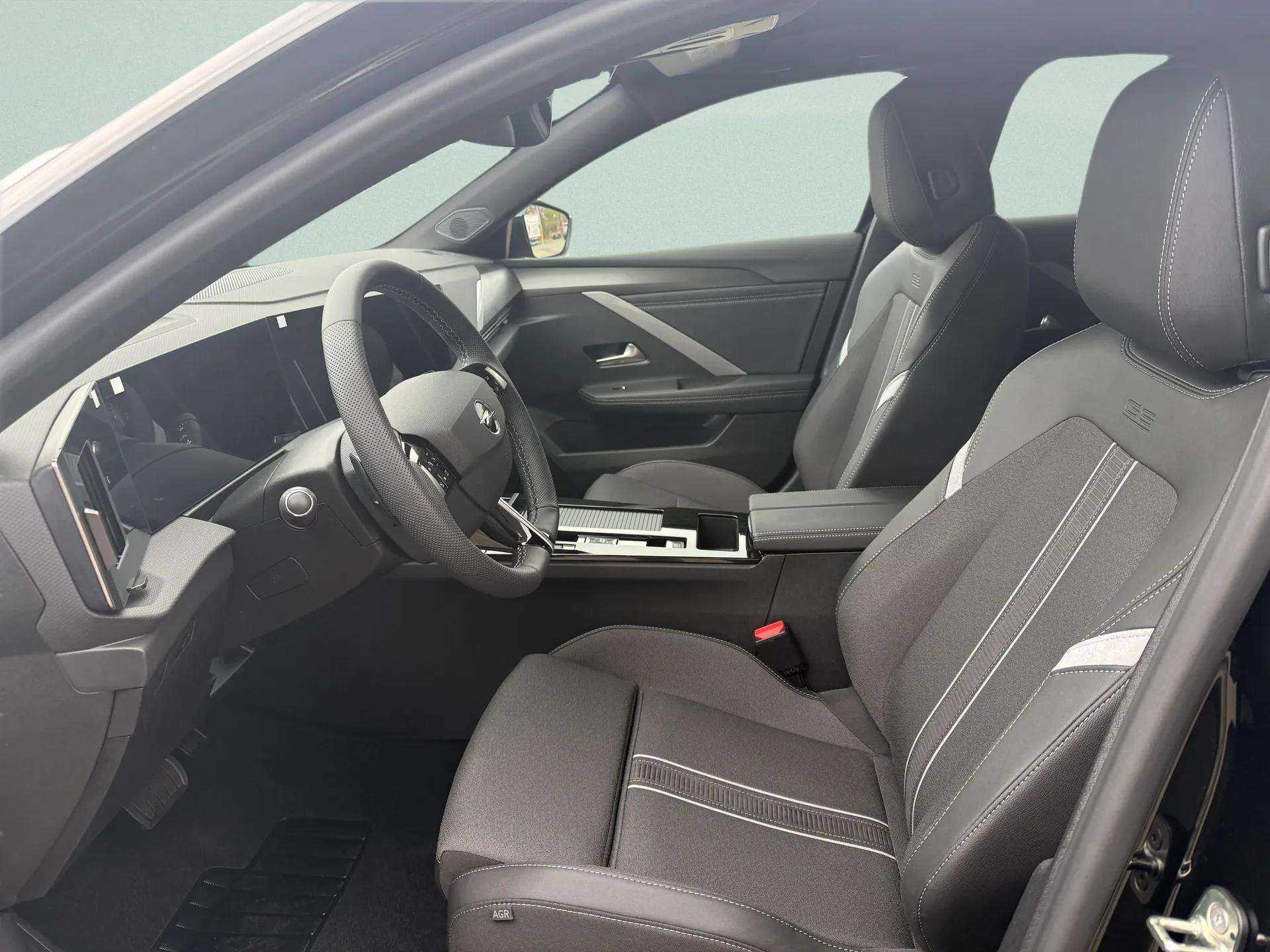 OPEL Astra Sports Tourer 1.2i Turbo GS A-image-10