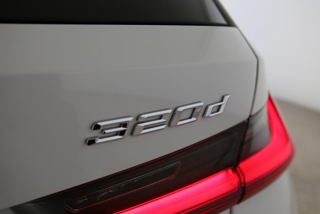 BMW 320d xDrive Touring-image-17
