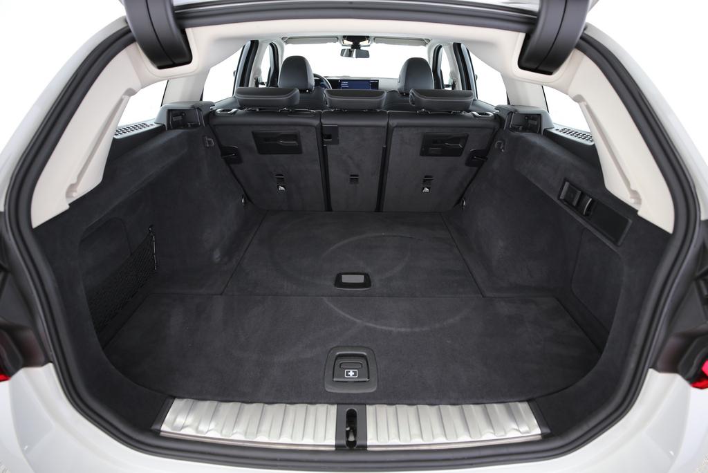 BMW 320d xDrive Touring-image-14