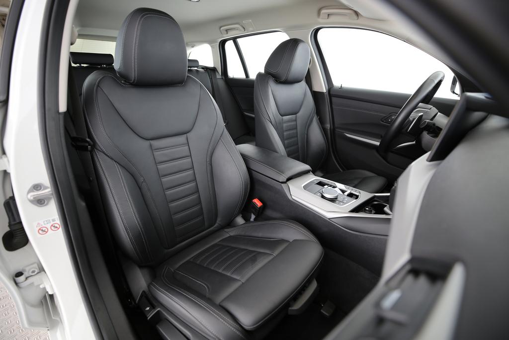 BMW 320d xDrive Touring-image-12