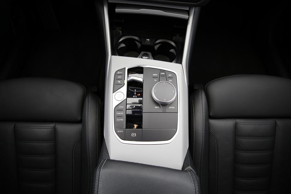 BMW 320d xDrive Touring-image-11