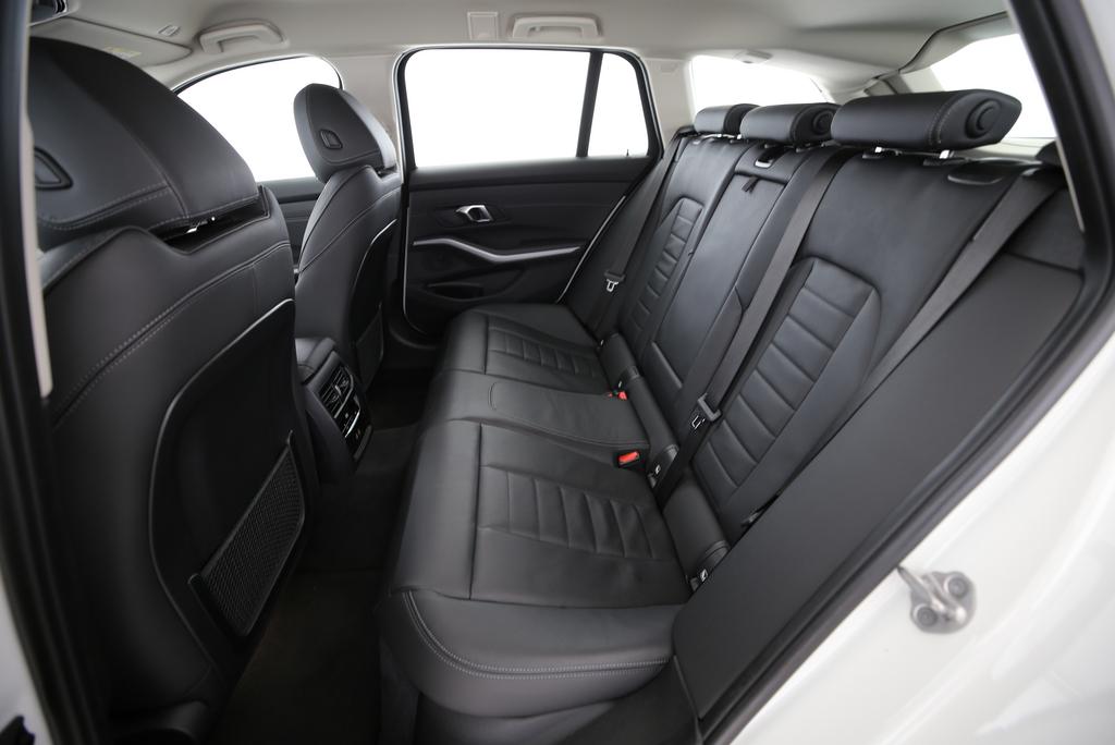 BMW 320d xDrive Touring-image-13