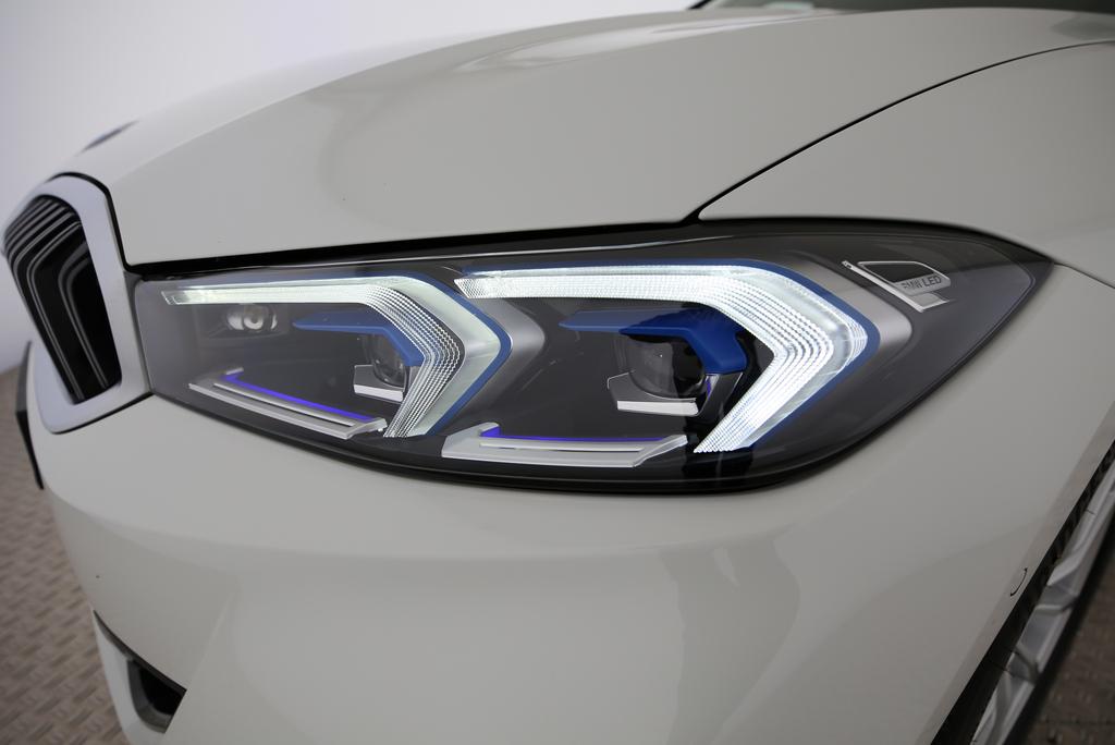 BMW 320d xDrive Touring-image-15