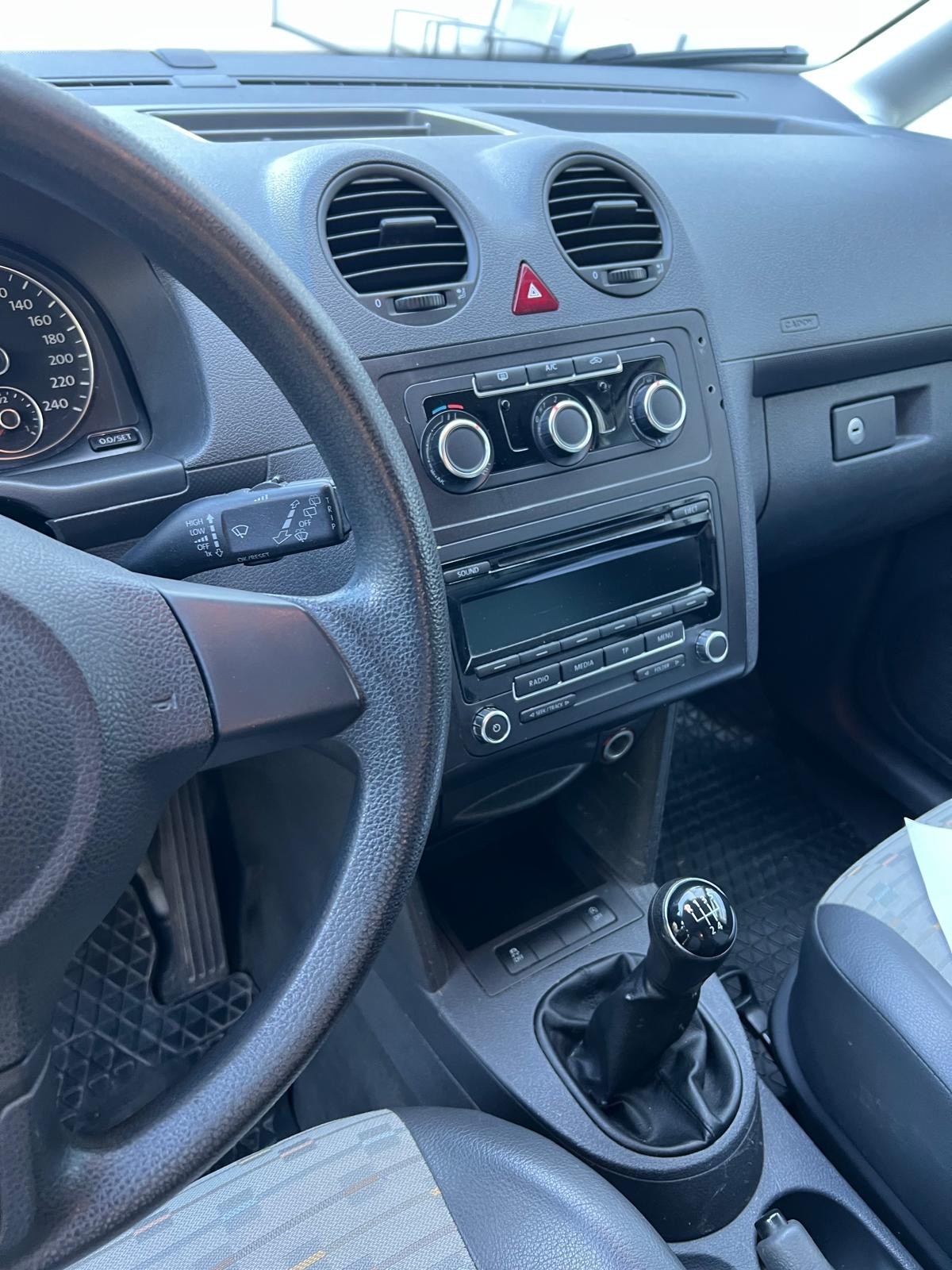 VW Caddy Maxi 1.6 TDI Blue Motion Technology-image-9