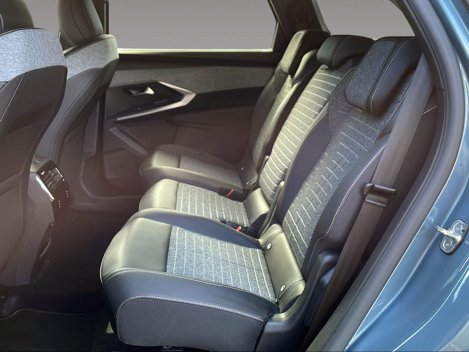PEUGEOT 5008 1.2 Hybrid Allure-image-9