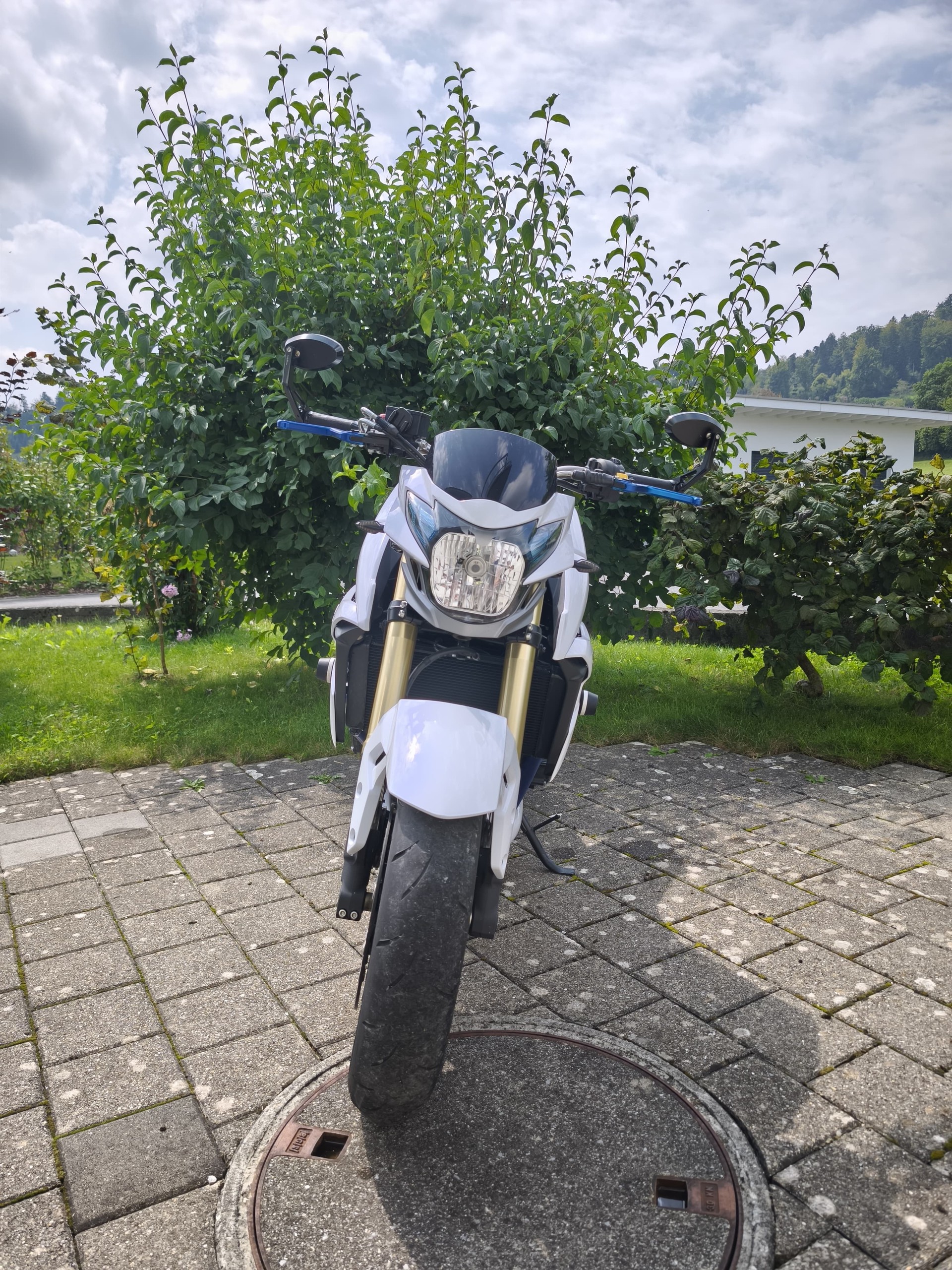 SUZUKI GSR 750 ABS-image-2