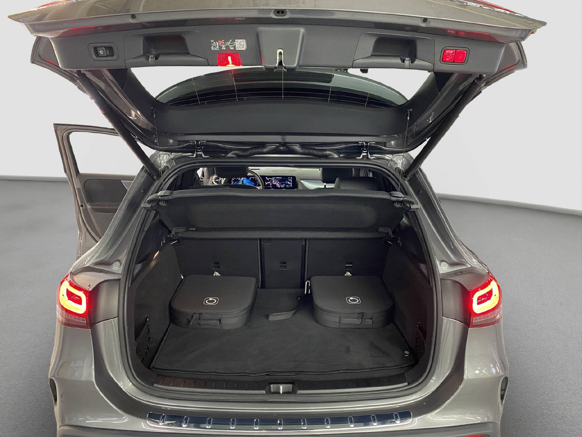 MERCEDES-BENZ EQA 350 Swiss Star AMG Line 4MATIC-image-13