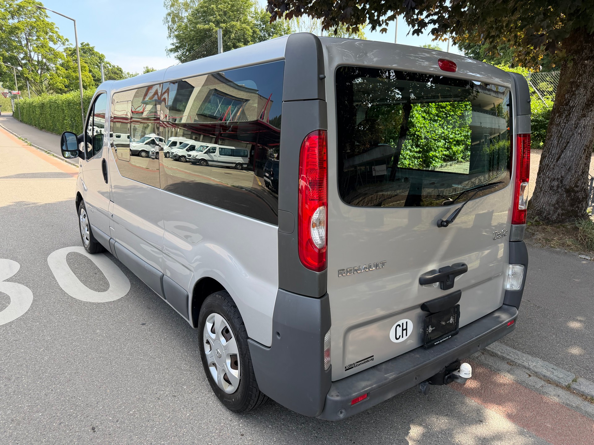 RENAULT Trafic 2.0 dCi Eco Passenger Authentique-image-4
