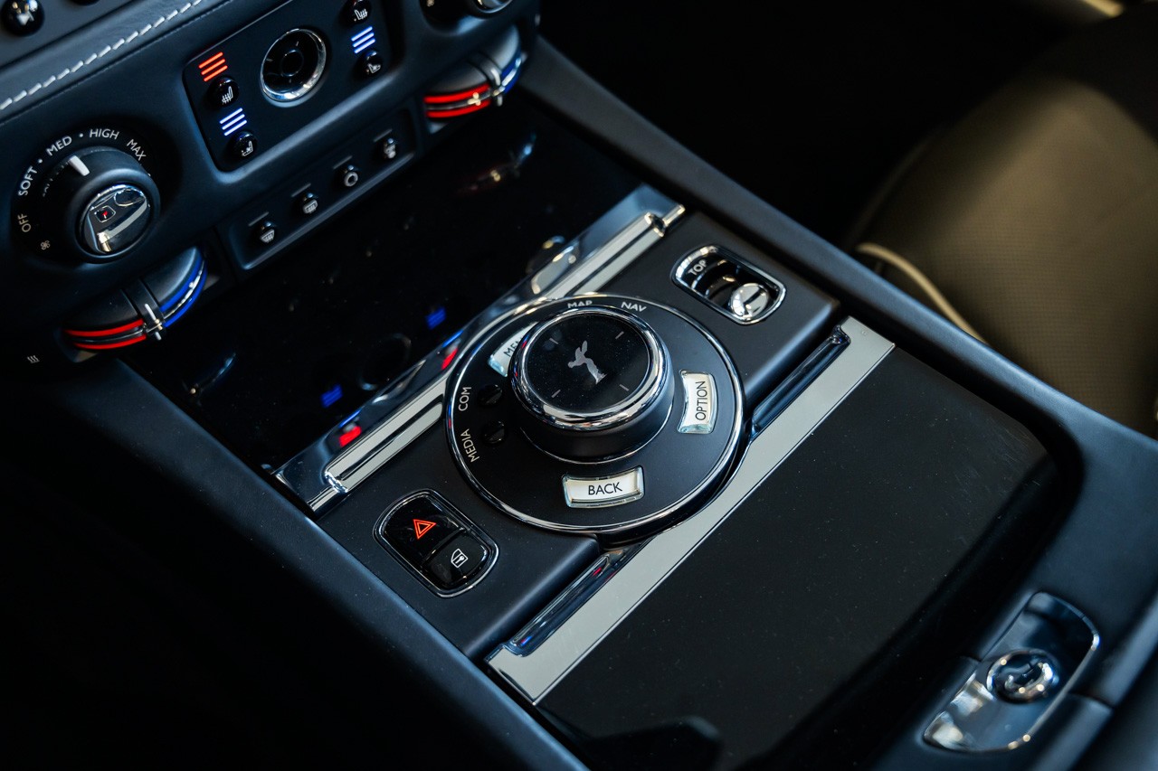 ROLLS-ROYCE Dawn 6.6 V12 Black Badge-image-26