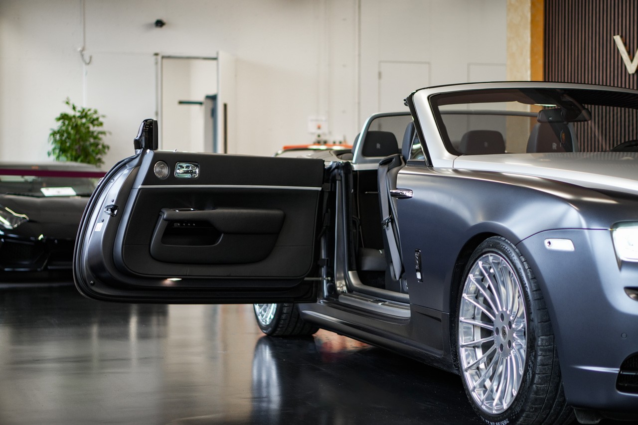 ROLLS-ROYCE Dawn 6.6 V12 Black Badge-image-31