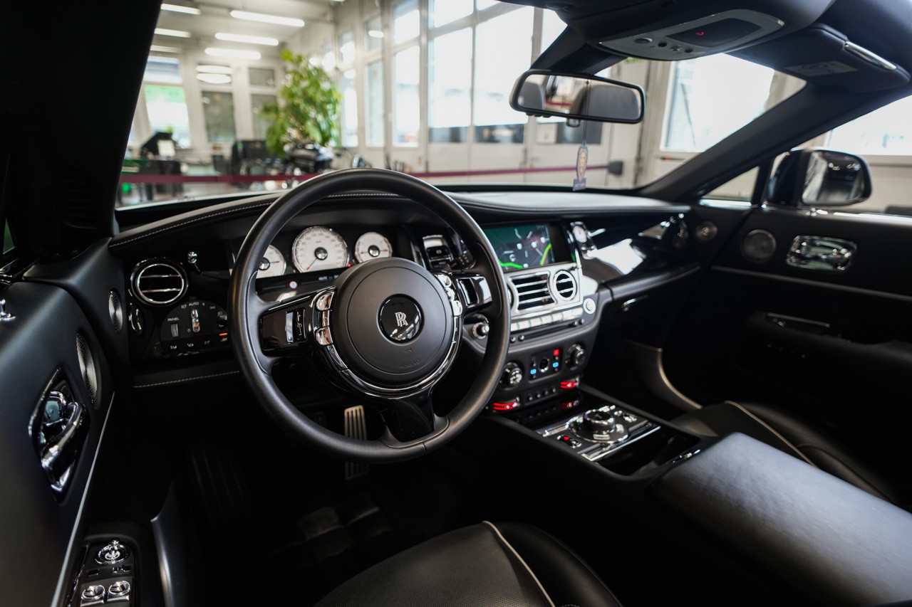 ROLLS-ROYCE Dawn 6.6 V12 Black Badge-image-12