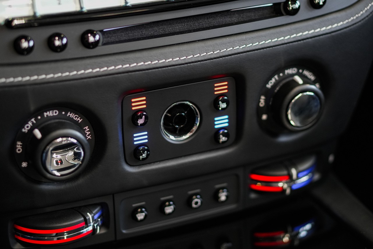 ROLLS-ROYCE Dawn 6.6 V12 Black Badge-image-19