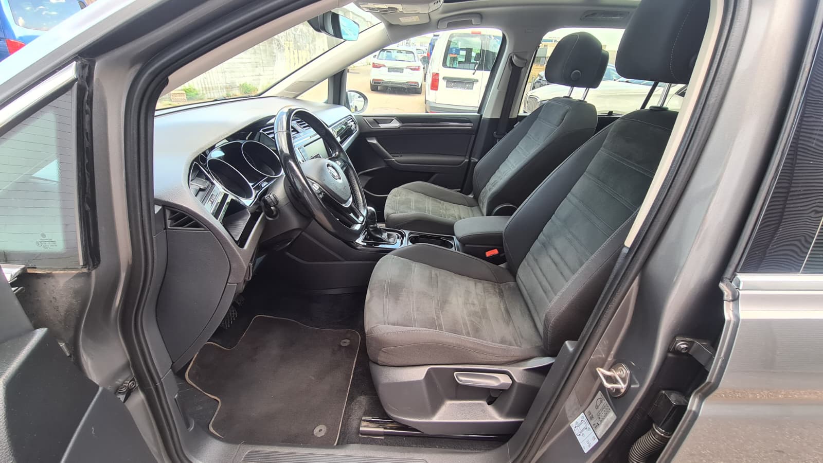 VW Touran 2.0 TDI BlueMotion Technology Highline DSG ** 7-Plätzer ** Gr-Navi ** RF-Kamera ** Panorama-Glasdach ** ACC ** Ab MFK **-image-16