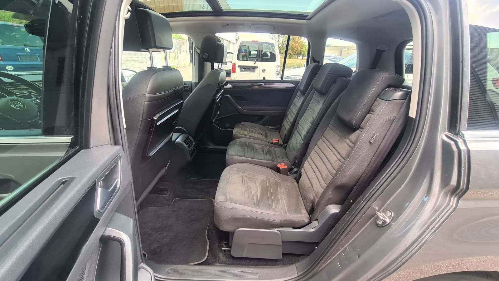 VW Touran 2.0 TDI BlueMotion Technology Highline DSG ** 7-Plätzer ** Gr-Navi ** RF-Kamera ** Panorama-Glasdach ** ACC ** Ab MFK **-image-18