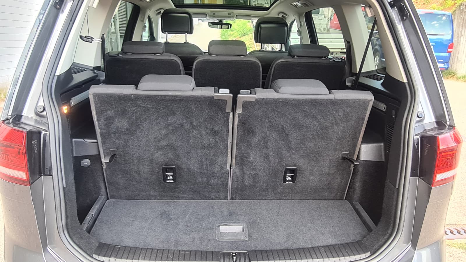 VW Touran 2.0 TDI BlueMotion Technology Highline DSG ** 7-Plätzer ** Gr-Navi ** RF-Kamera ** Panorama-Glasdach ** ACC ** Ab MFK **-image-8