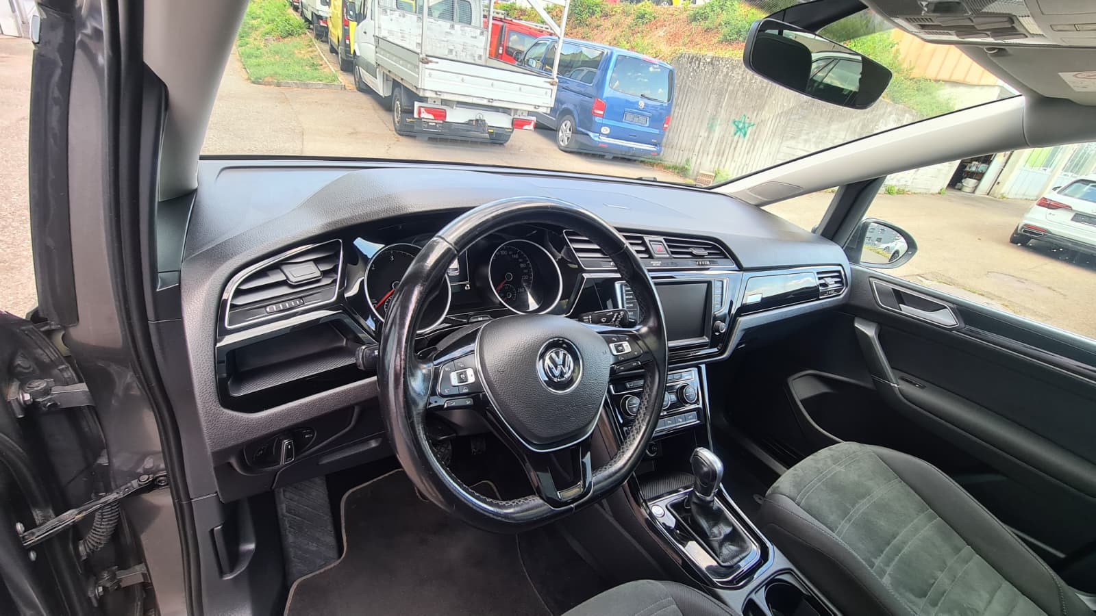 VW Touran 2.0 TDI BlueMotion Technology Highline DSG ** 7-Plätzer ** Gr-Navi ** RF-Kamera ** Panorama-Glasdach ** ACC ** Ab MFK **-image-15