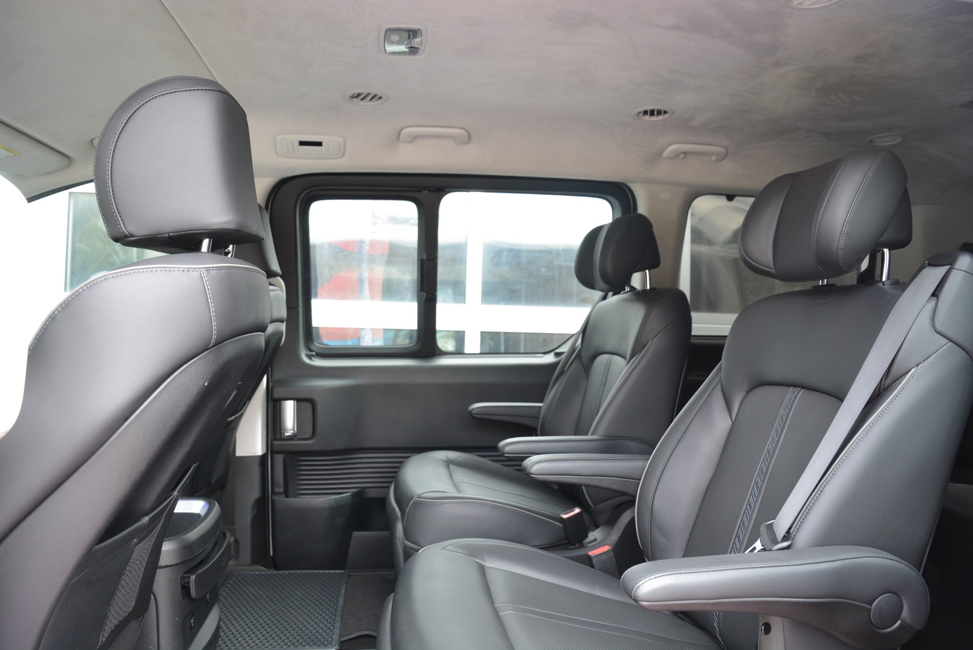 HYUNDAI Staria Premium 2.2 CRDi Amplia 4WD A-image-14
