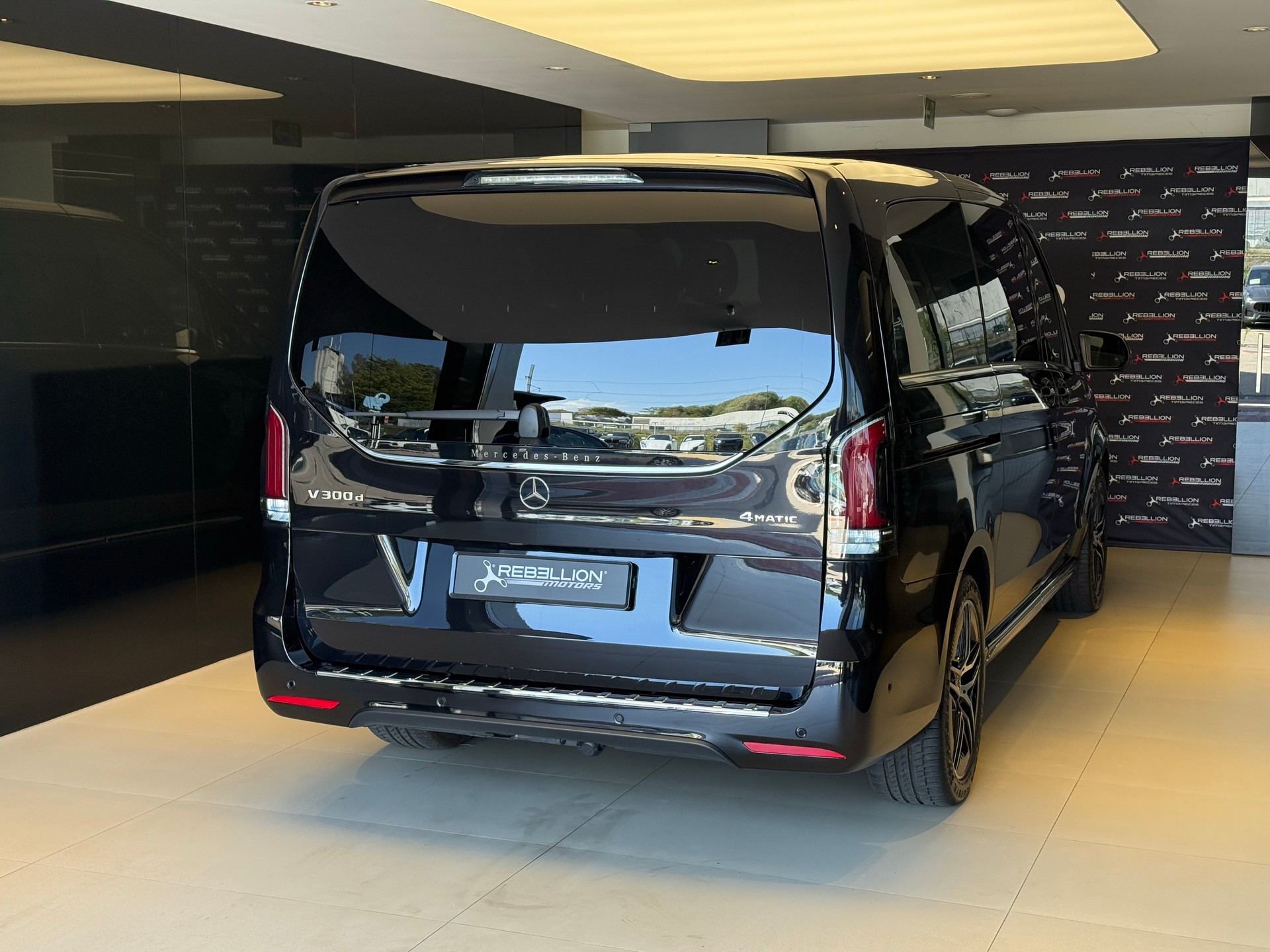 MERCEDES-BENZ V 300 d lang Exclusive 4Matic 9G-Tronic-showroom-element-3