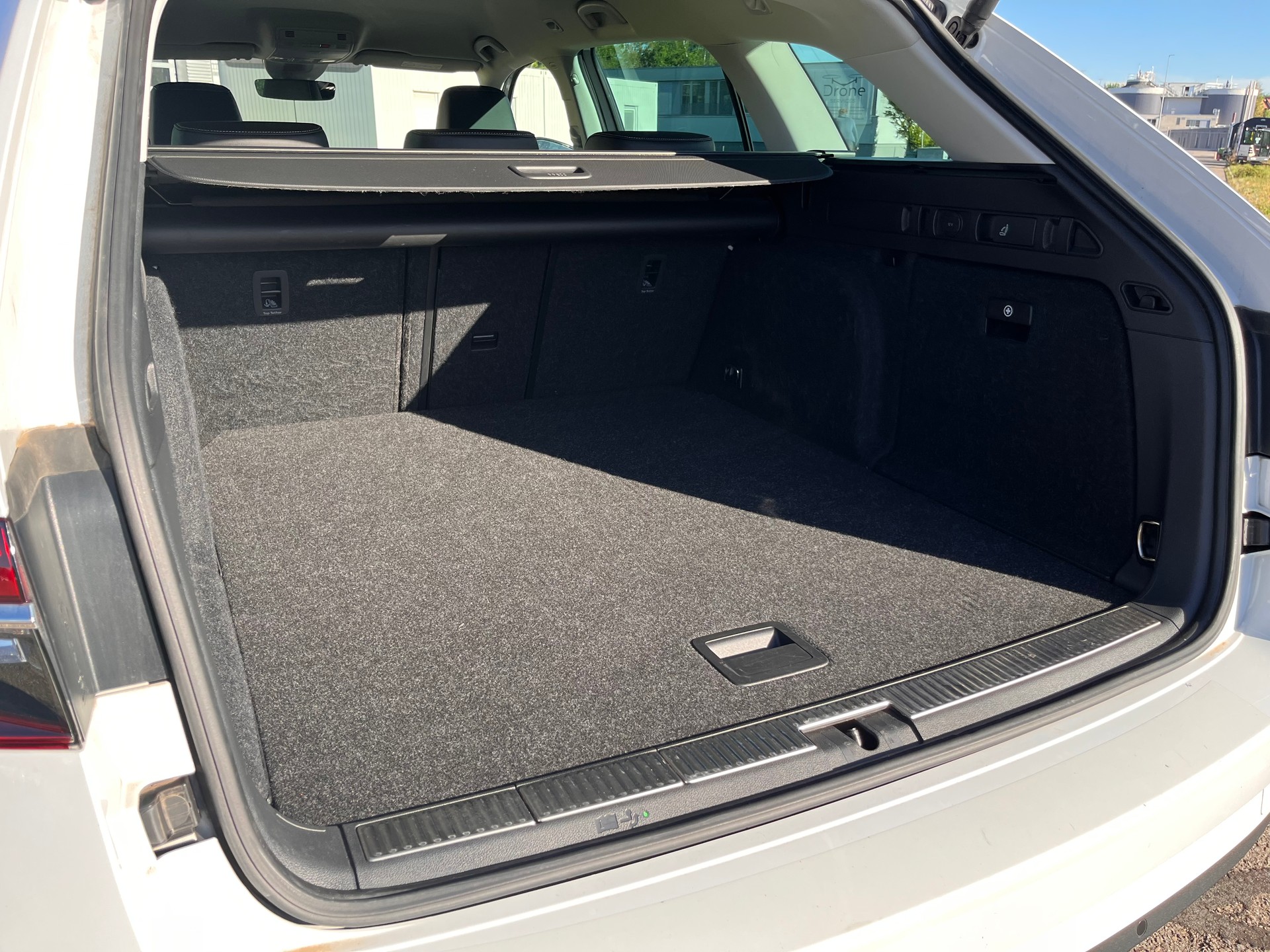 SKODA SKODA Superb Combi 2.0 TDi Style 4x4 DSG * MY SKODA PAKET - LEDER ALCANTARA - PEARL WEISS METALLIC - AHK 2200kg *-image-17