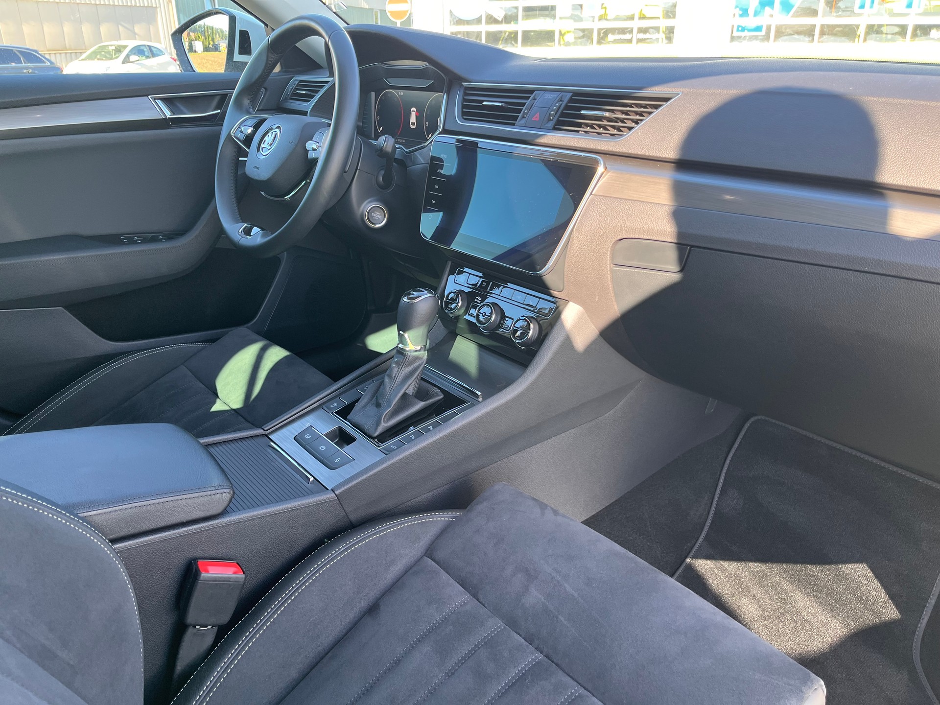SKODA SKODA Superb Combi 2.0 TDi Style 4x4 DSG * MY SKODA PAKET - LEDER ALCANTARA - PEARL WEISS METALLIC - AHK 2200kg *-image-15
