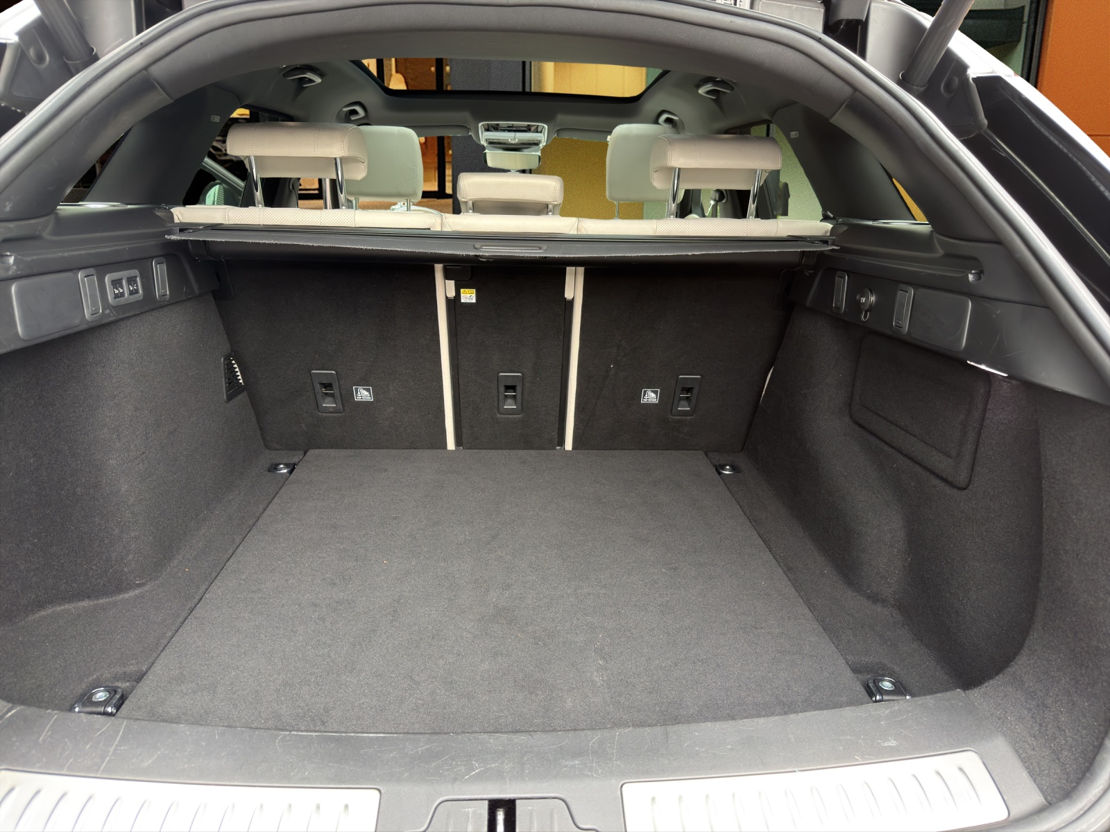 LAND ROVER Range Rover Velar 2.0 D 240 R-Dynamic SE / Leder-Pano-LED-ACC-AHK-image-18