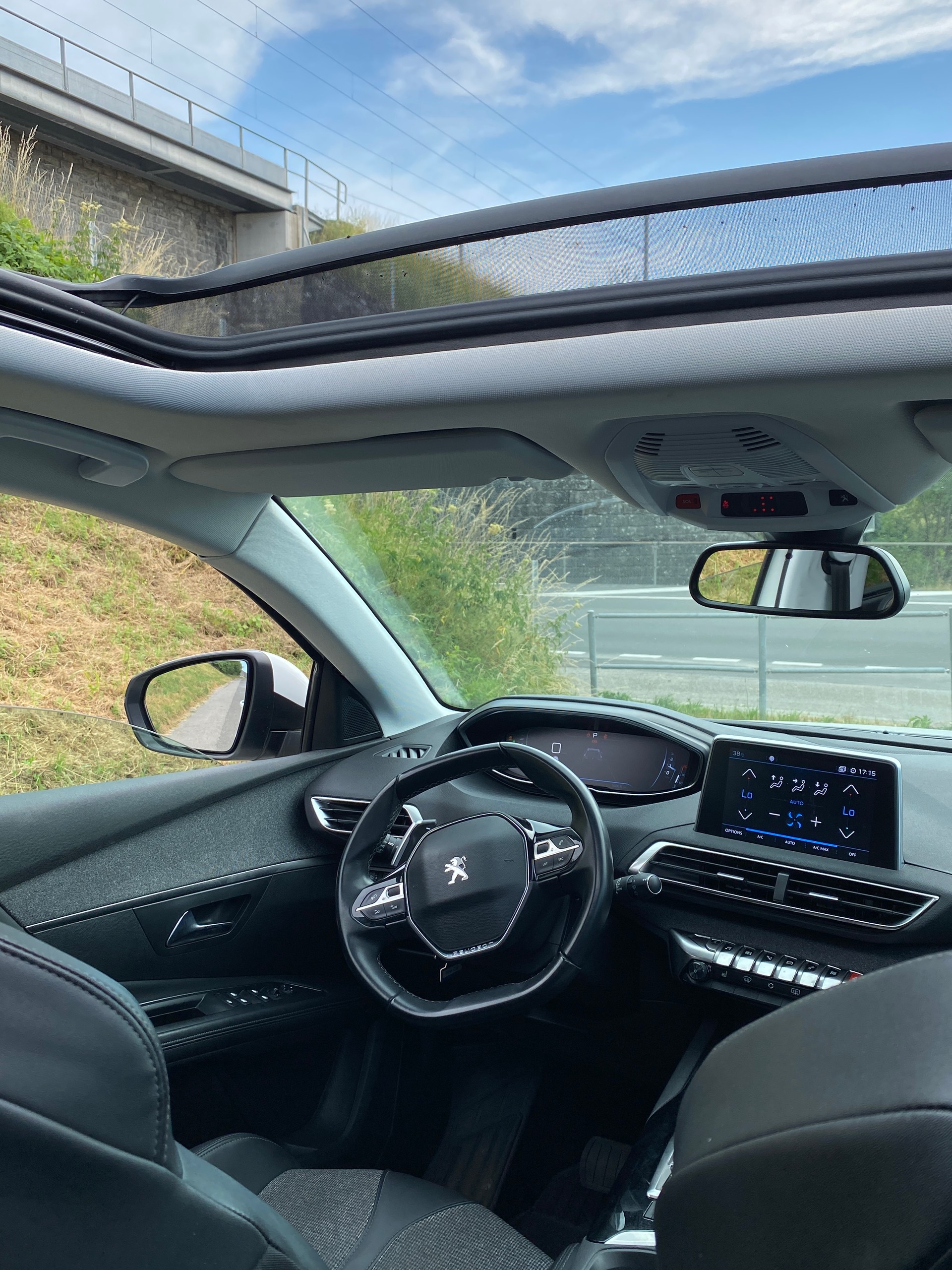 PEUGEOT 5008 1.2 Pure Tech Allure EAT8-image-5
