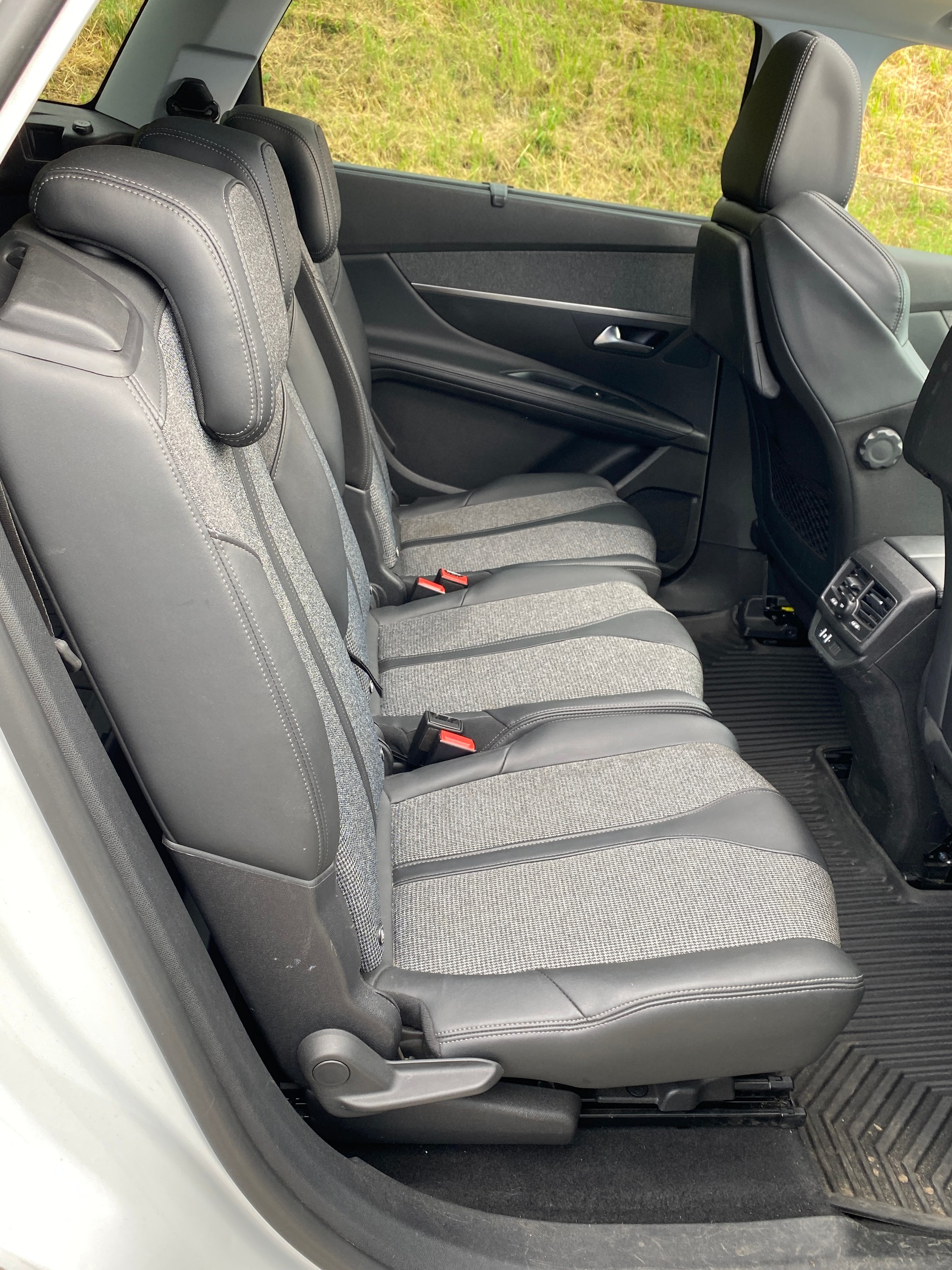 PEUGEOT 5008 1.2 Pure Tech Allure EAT8-image-6