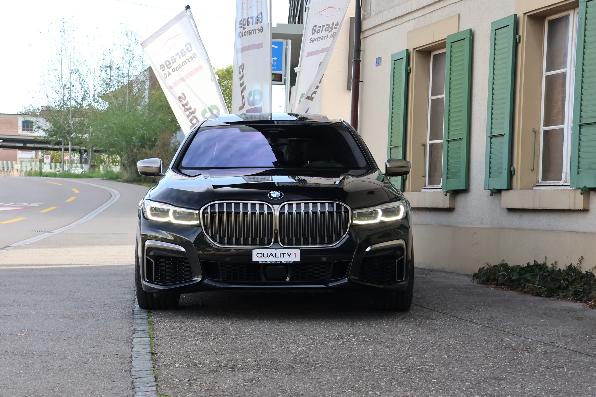 BMW M760Li xDrive Sport Getriebe BMW M760Li xDrive | Bowers & Wilkins | Sky Lounge | Massage-showroom-element-1
