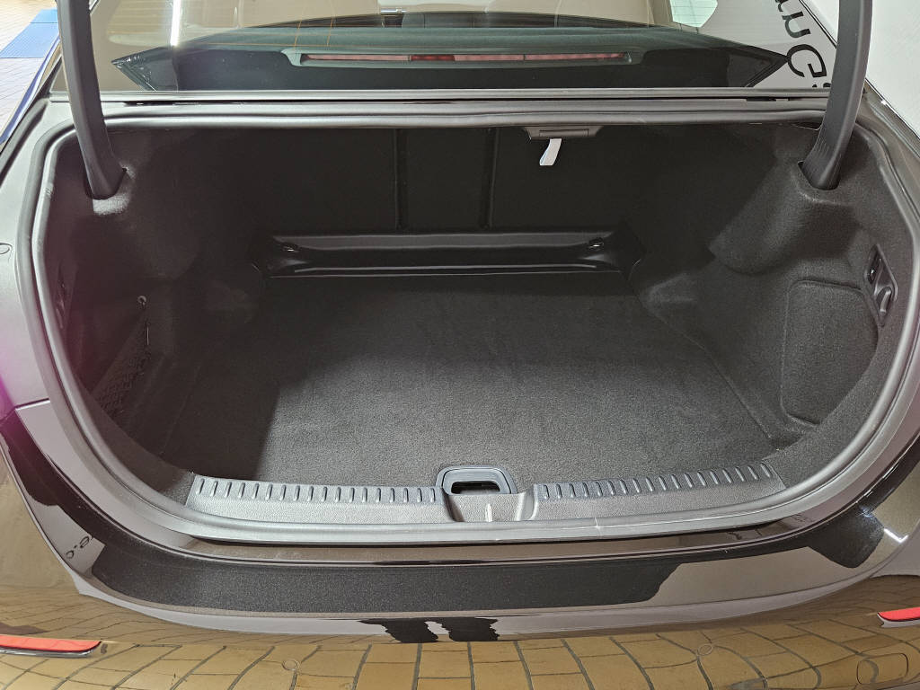 MERCEDES-BENZ E 200 4Matic Exclusive Limousine-showroom-element-3