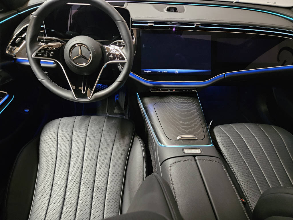 MERCEDES-BENZ E 200 4Matic Exclusive Limousine-image-7
