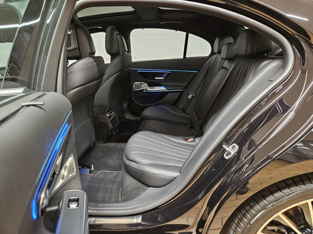 MERCEDES-BENZ E 200 4Matic Exclusive Limousine-image-11