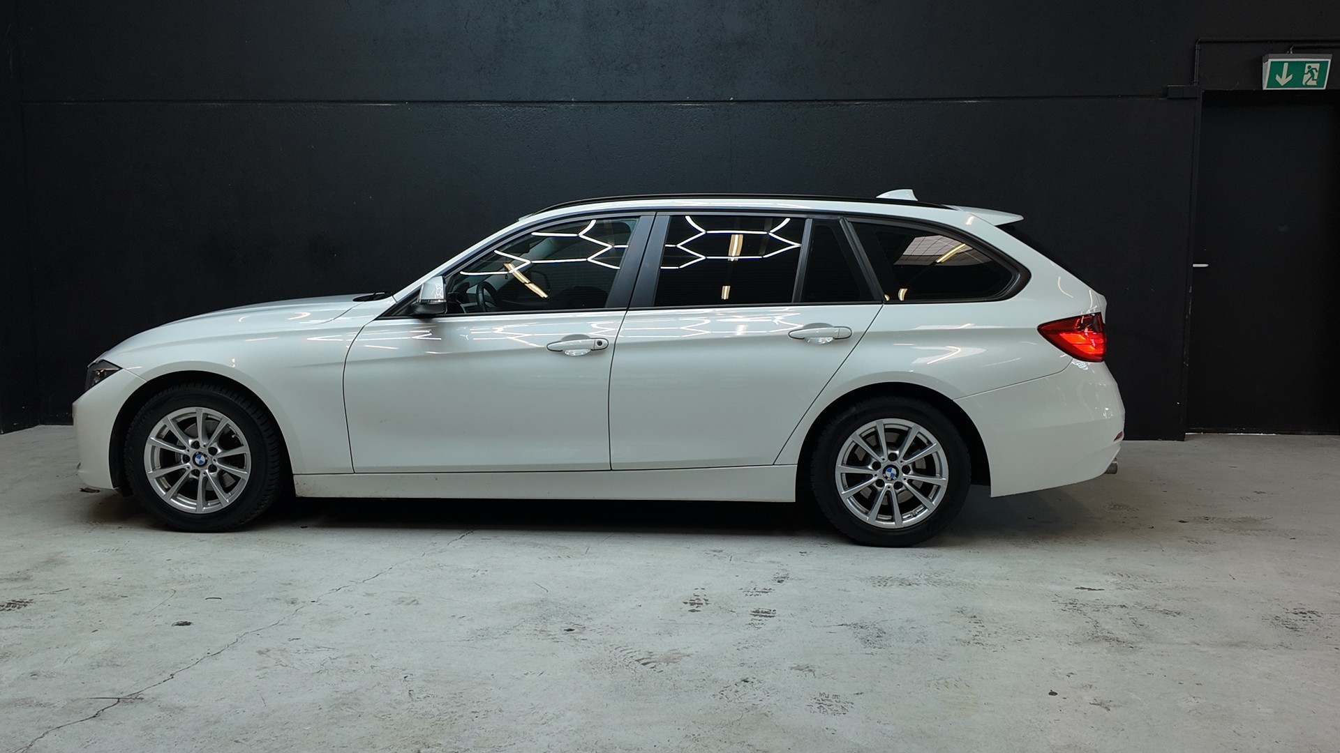 BMW 316d Touring Business Steptronic-showroom-element-2