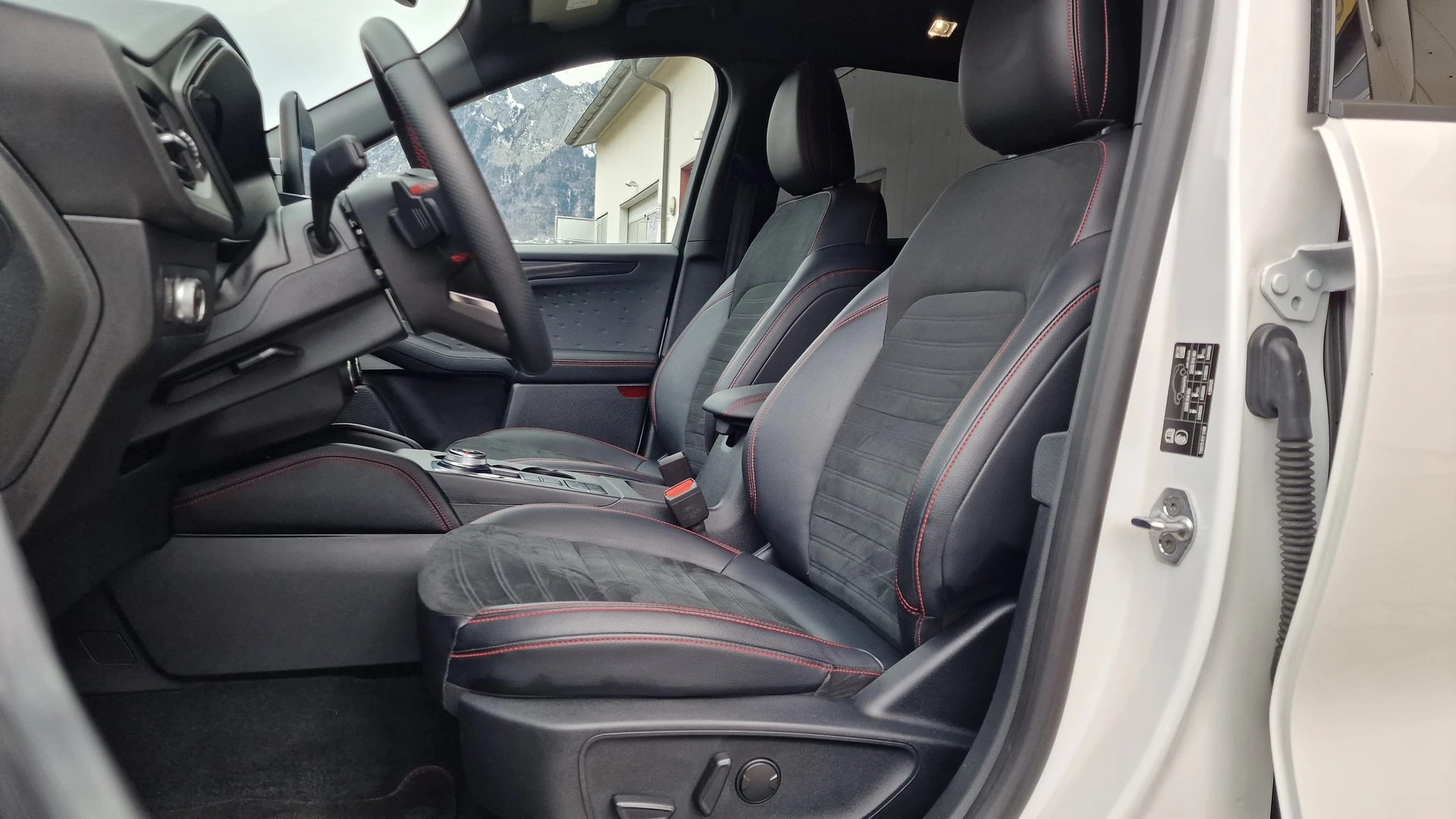 FORD Kuga 2.0 TDCi EcoBlue ST-Line X 4WD-image-11