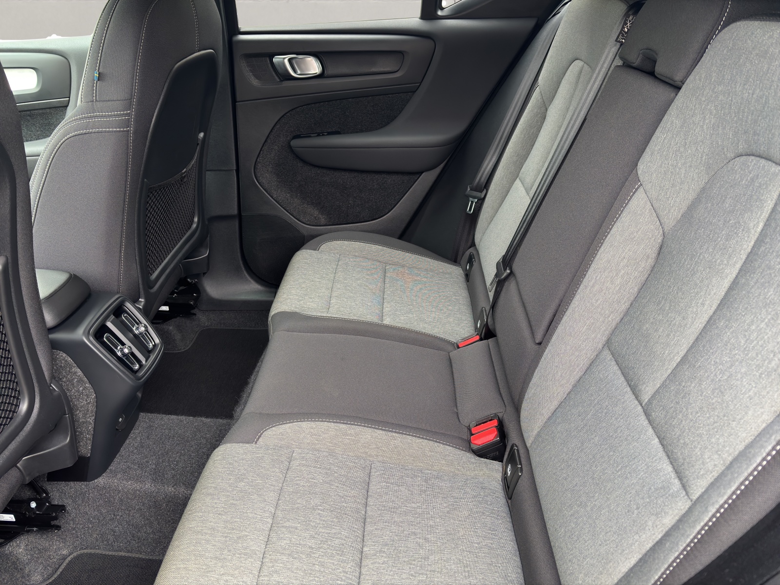 VOLVO XC40 2.0 B4 MH Plus Dark-image-6