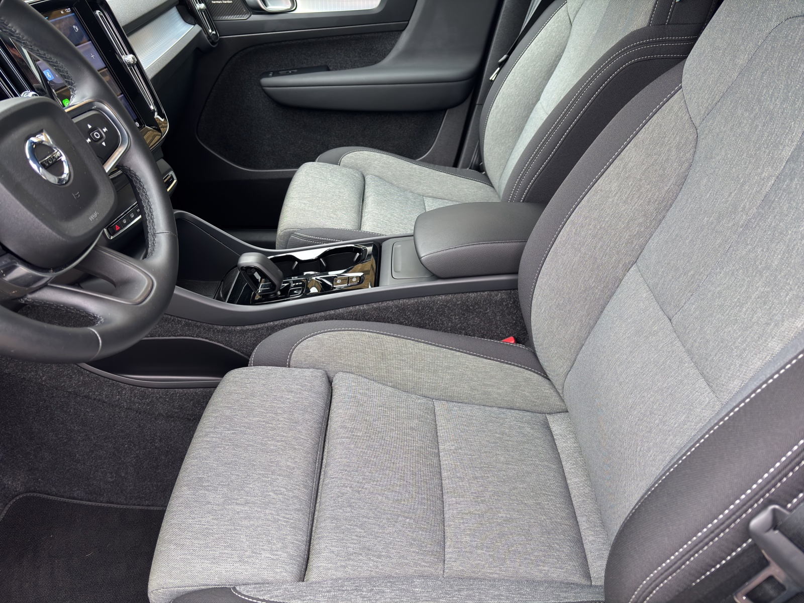 VOLVO XC40 2.0 B4 MH Plus Dark-image-5