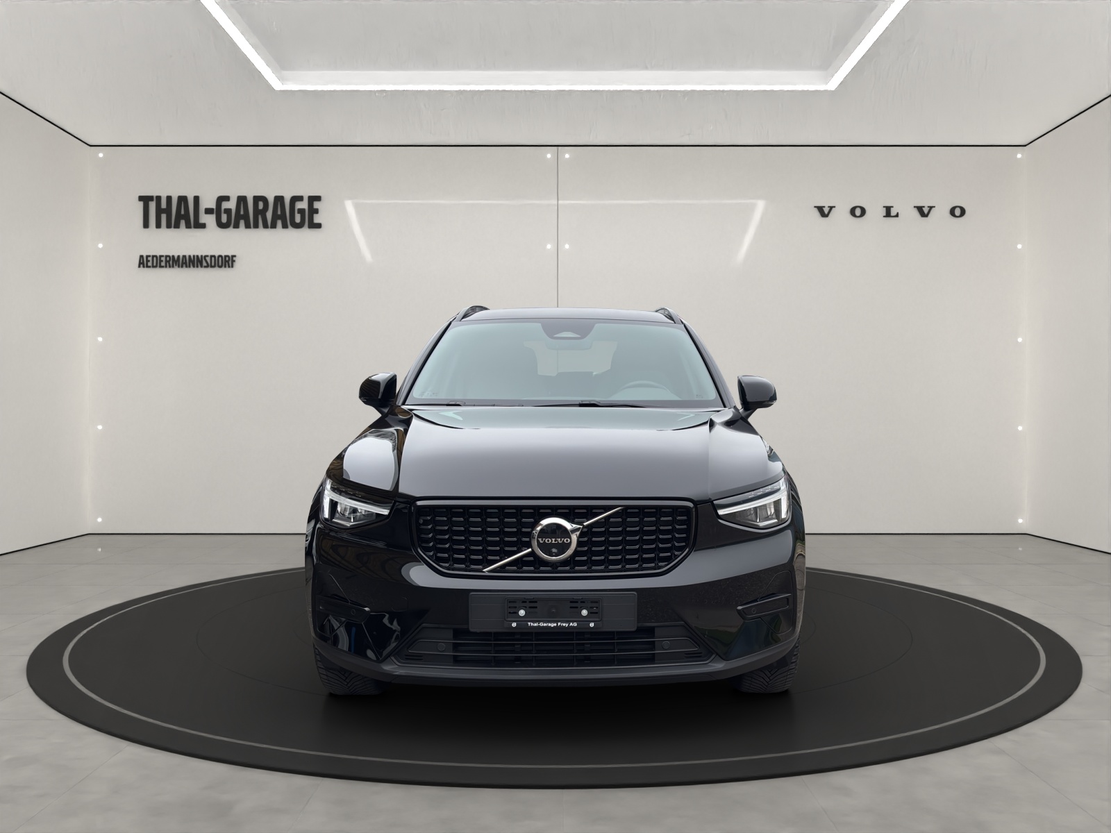 VOLVO XC40 2.0 B4 MH Plus Dark-showroom-element-1
