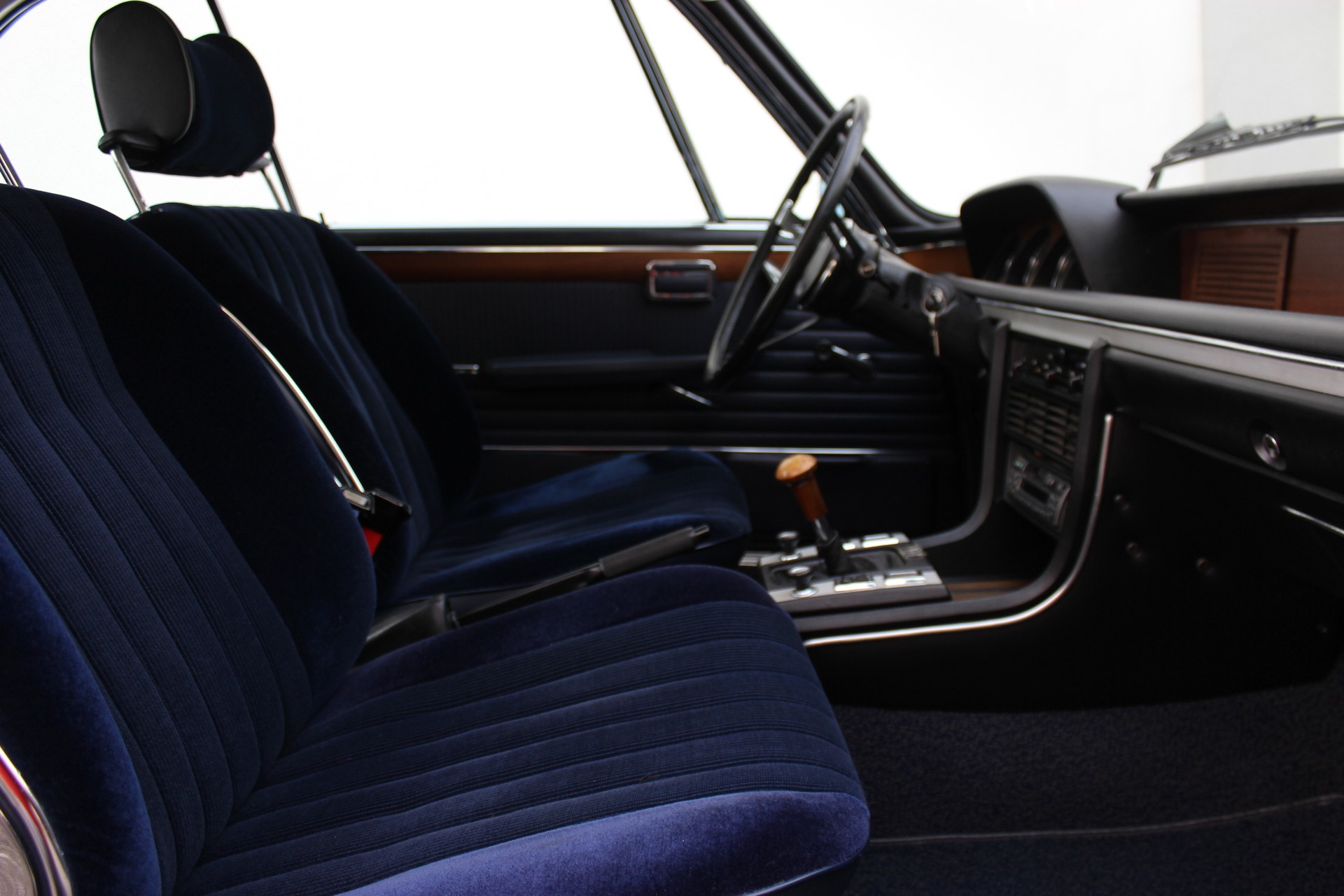 BMW 3.0 CS-showroom-element-3