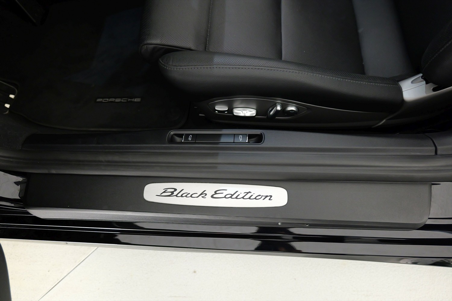 PORSCHE Boxster 2.7 Black Edition-showroom-element-1