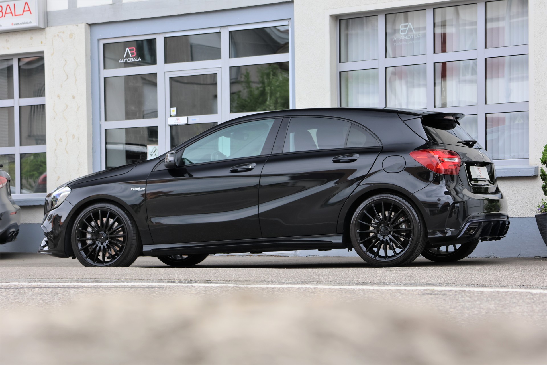 MERCEDES-BENZ A 45 AMG 4Matic Speedshift 7G-DCT (CH)-showroom-element-3
