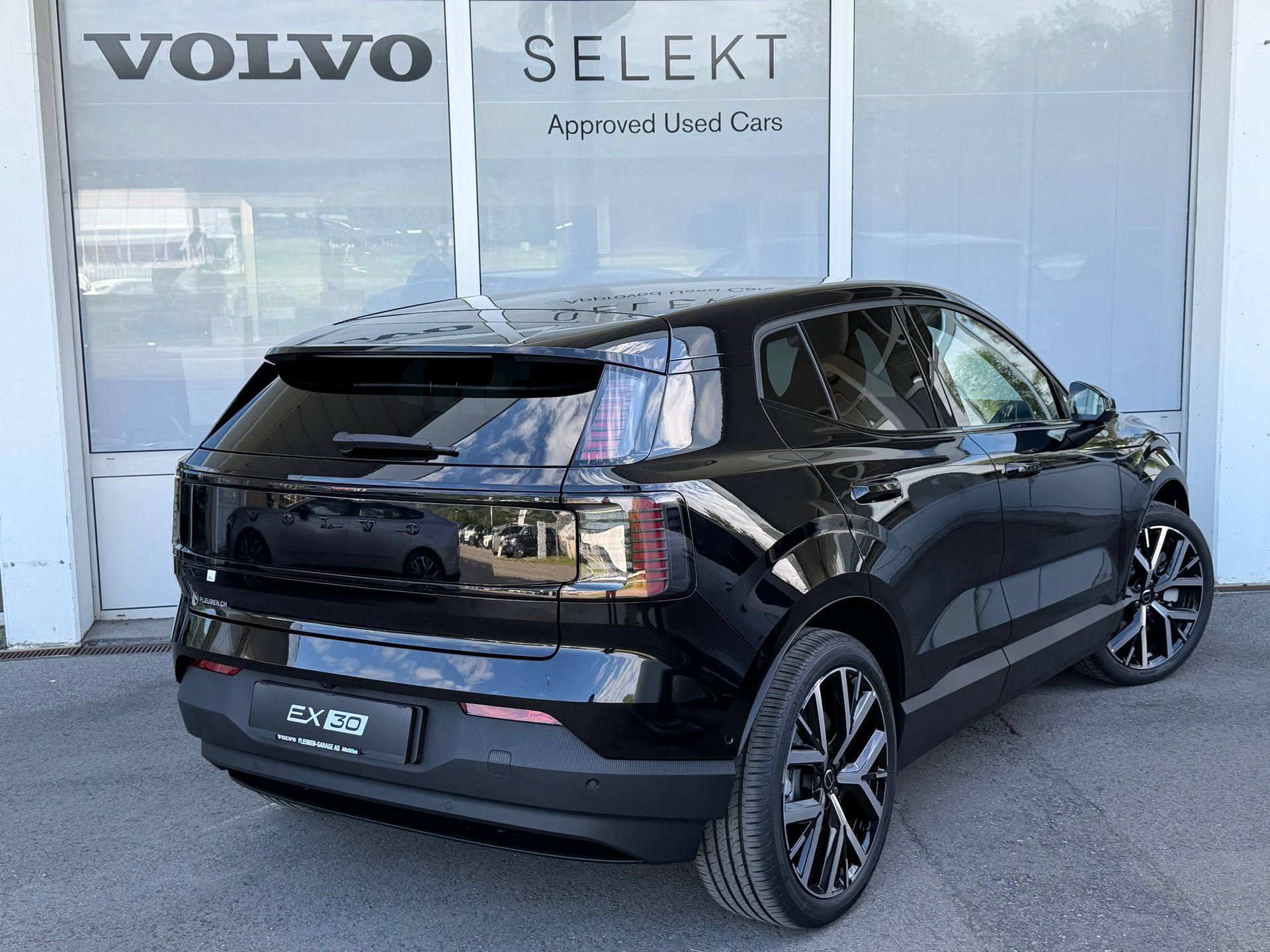 VOLVO EX30 E60 69kWh Twin Black Edition-showroom-element-1