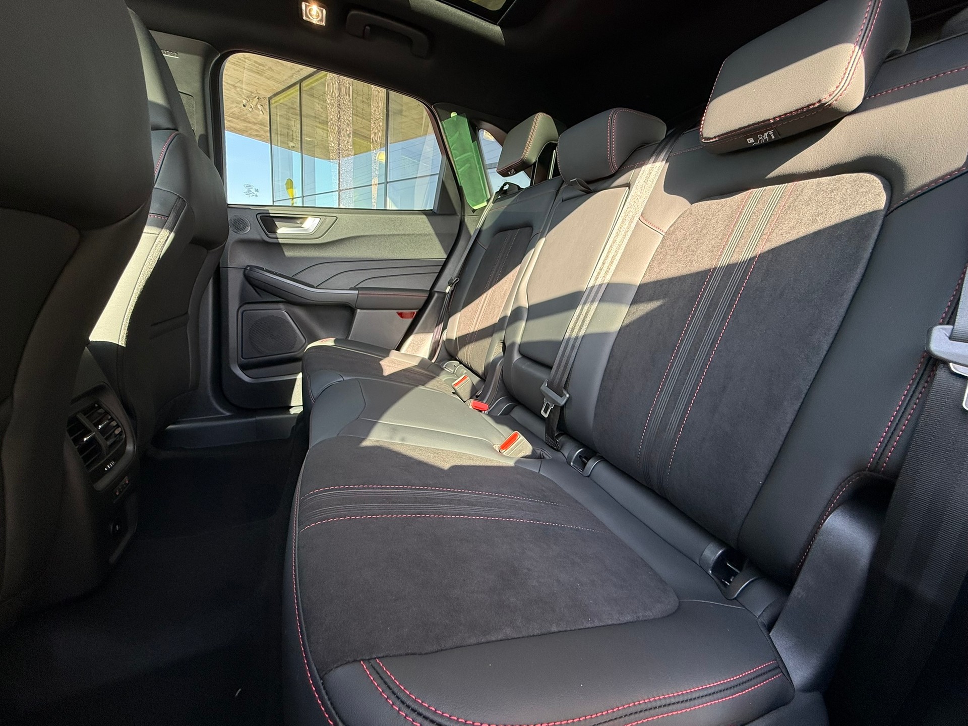 FORD Kuga 2.5 FHEV ST-Line X 4WD - Sondermodell Black and White Edition-image-7